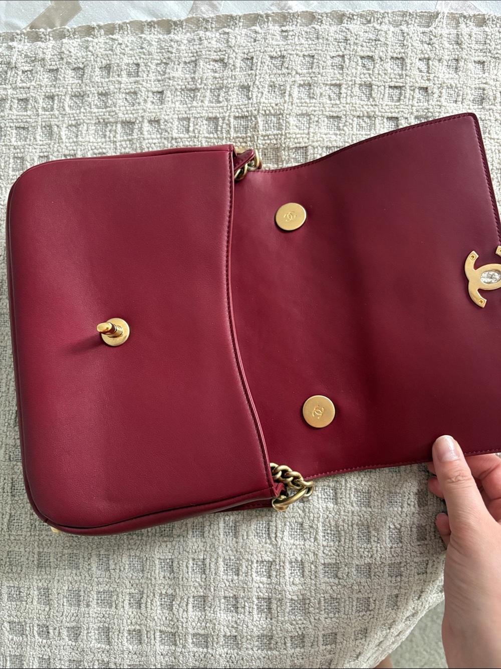 CHANEL Quilted Burgundy Shoulder Bag with Gold Hardware - Picture 5 of 6